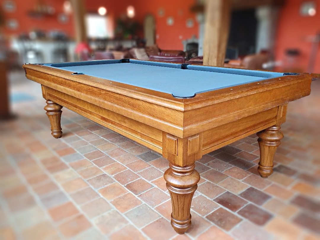 billard traditionnel Europrestige en chêne 602 fabriqué de la marque de billard Eurobillards avec son jeu gris ardoise